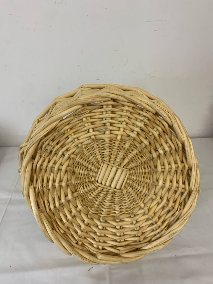 BLONDE WOOD WOVEN BASKET WITH HANDLE.