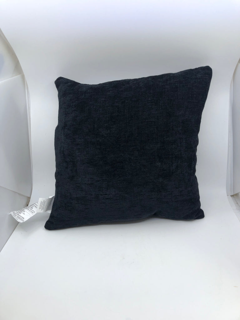 BLACK VELOUR SQUARE PILLOW.