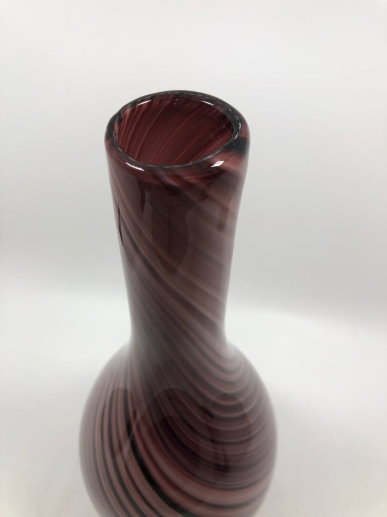 PURPLE AND WHITE SWIRL BLOWN GLASS VASE.
