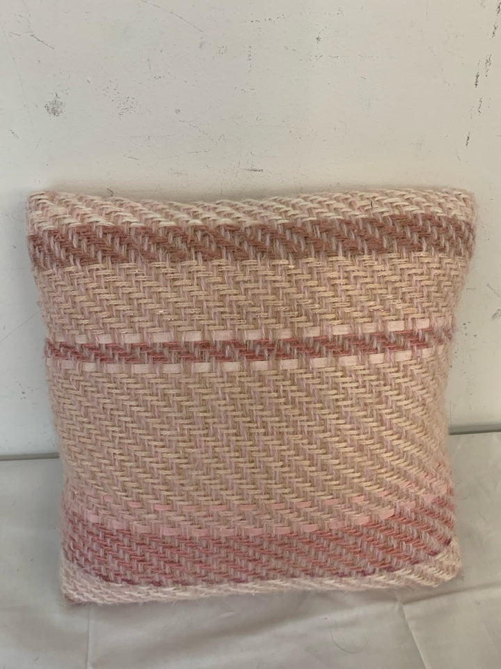 TWO TONE PINK KNITTED PILLOW.