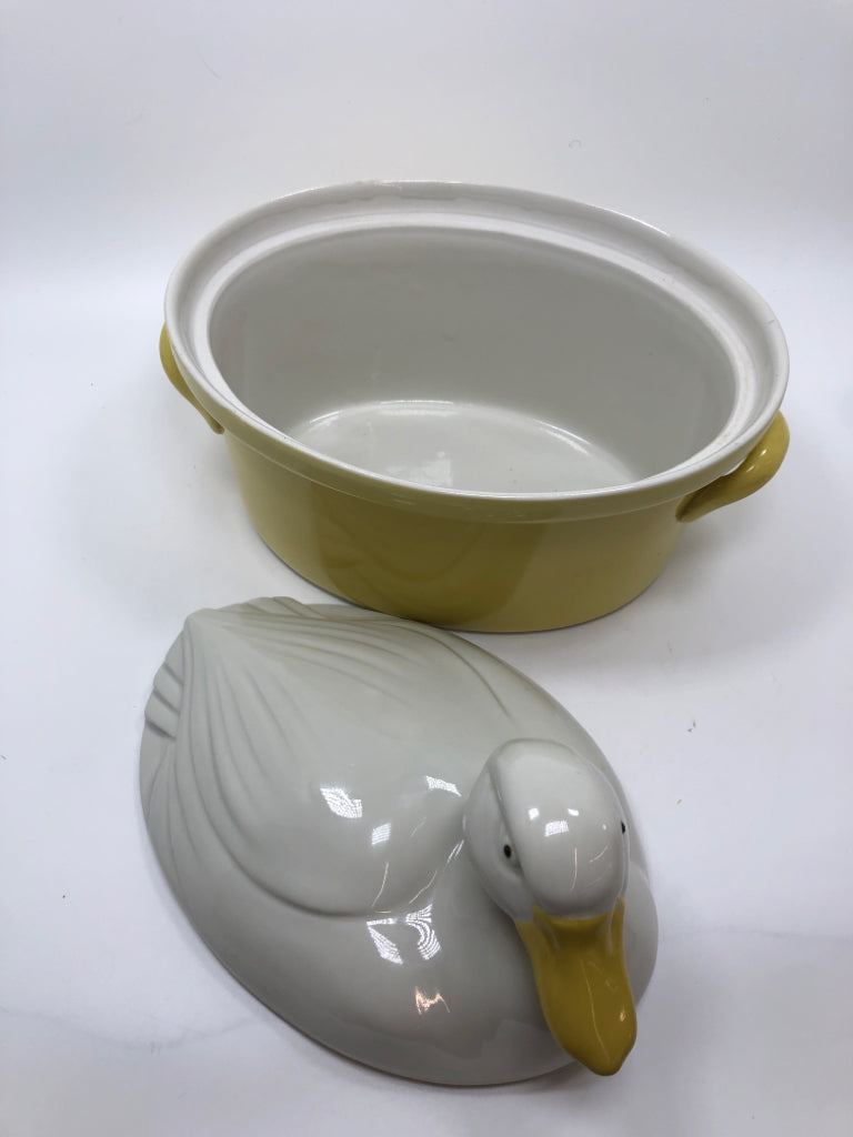 VTG CARBONE YELLOW DUCK CASSEROLE DISH.