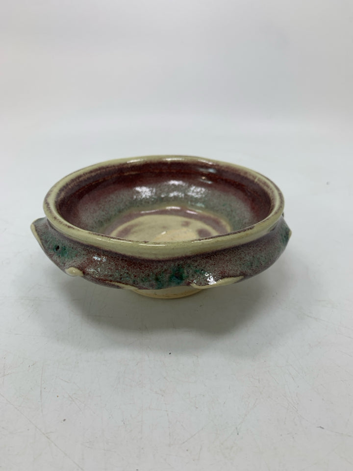 FOOTED TAN/RED PATTERN SMALL POTTERY BOWL.