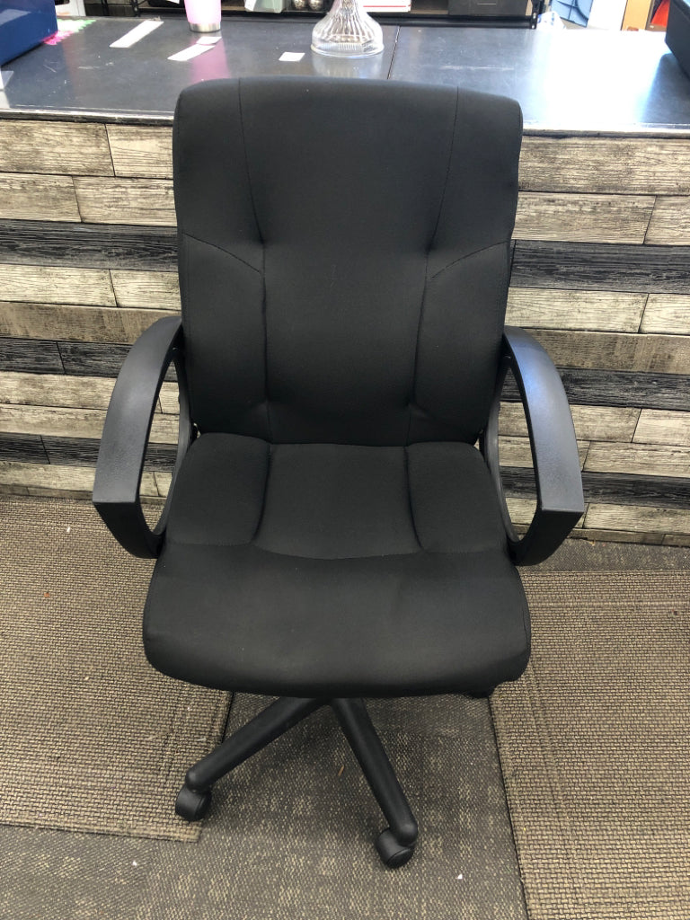 BLACK SWIVEL OFFICE CHAIR.