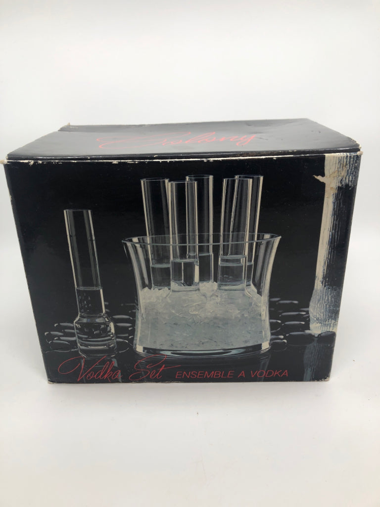 COLONY VODKA SET IN BOX MADE IN TURKEY.