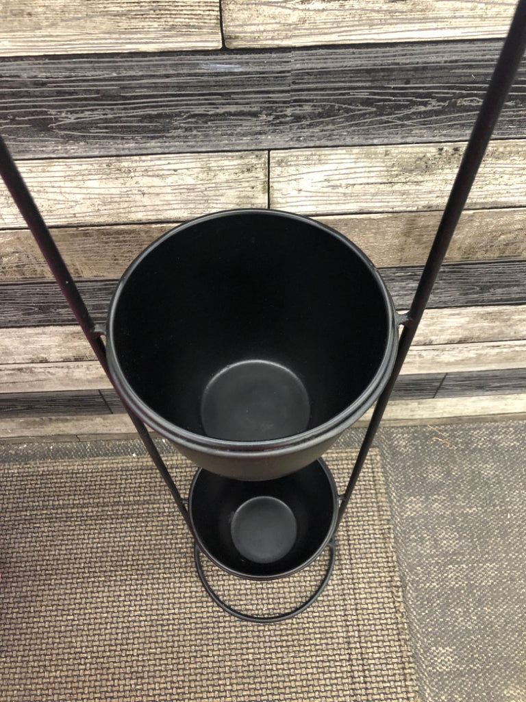 MINIMALIST BLACK METAL TIERED PLANT STAND.
