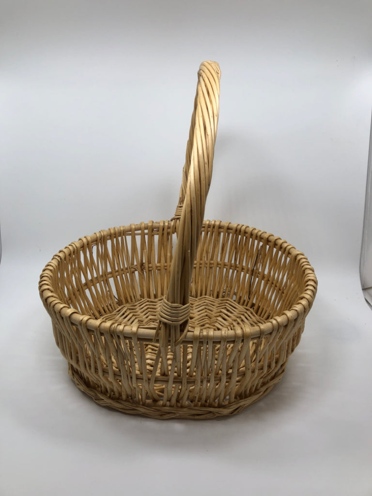 OVAL TAN BASKET W/SPIRAL HANDLE.