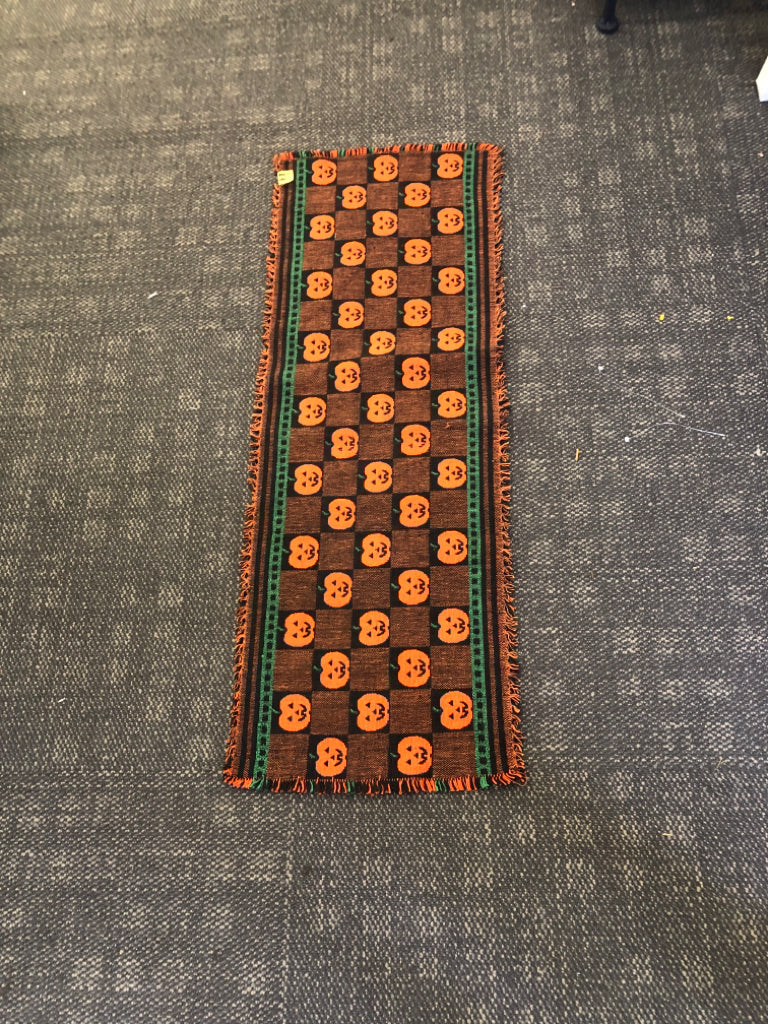 CHECKER PATTERN PUMPKIN TABLE RUNNER.