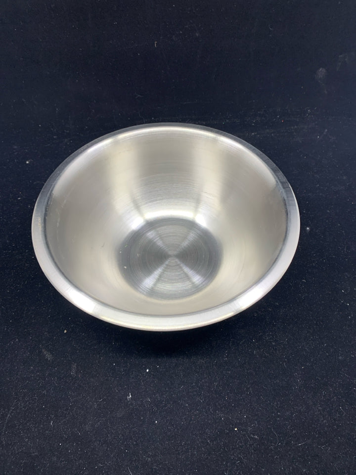 STAINLESS STEEL BOWL.