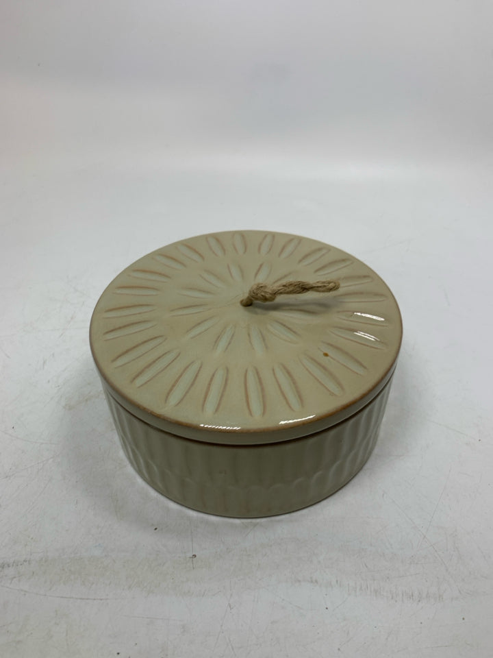 TEXTURED CERAMIC DISH W/ ROPE HANDLE.