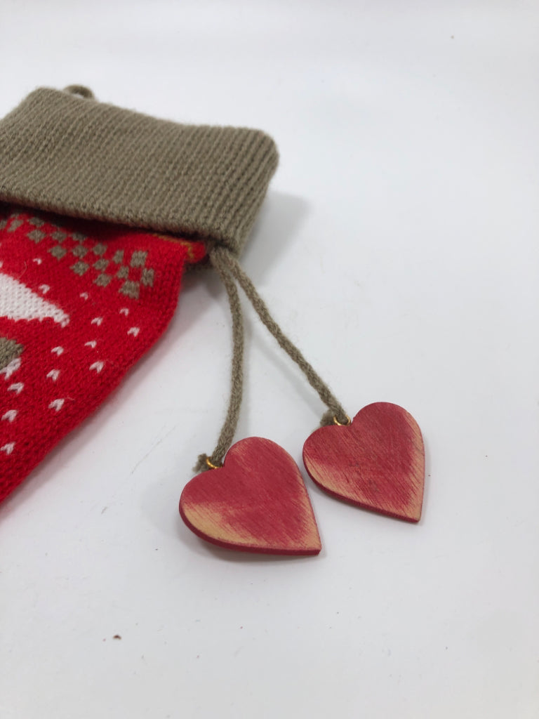 KNIT STOCKING W/WOODEN HEARTS.