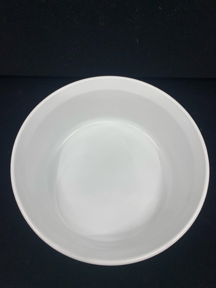 CIRCLE WHITE RIBBED CASSEROLE DISH.