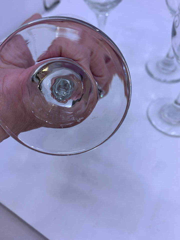 4 FESTIVE HOLLY LEAVES WINE GLASSES WITH GOLD RIM.