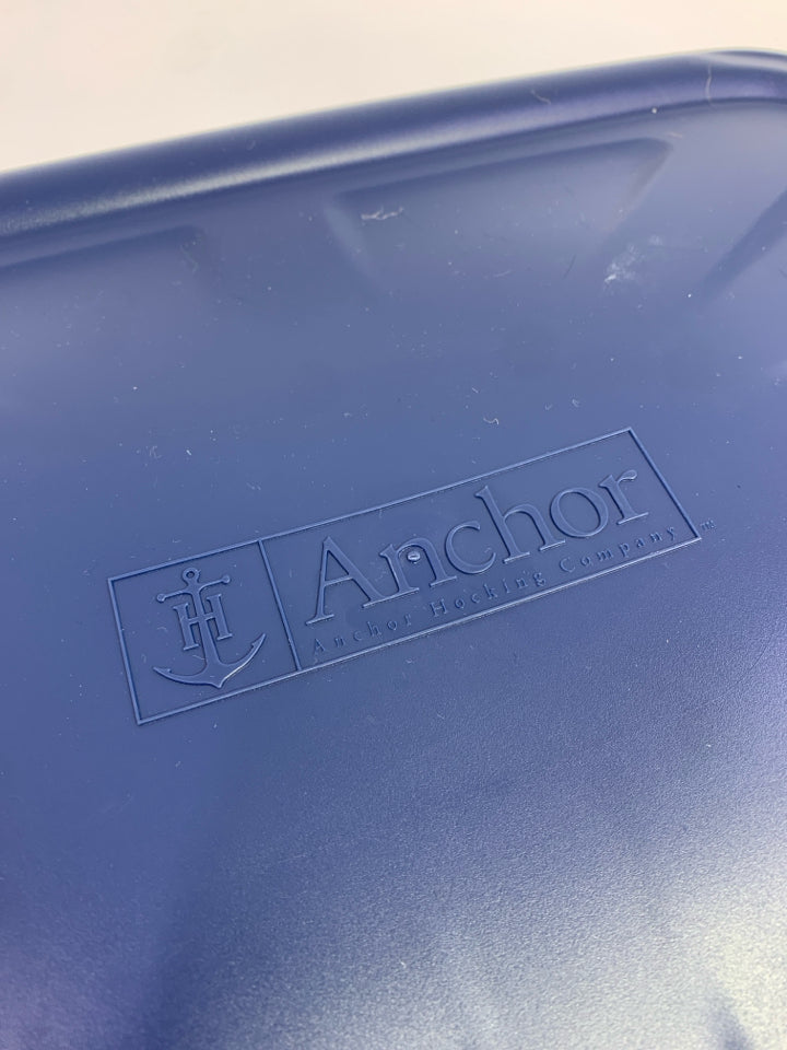 CLEAR GLASS BAKING DISH W/BLUE LID.