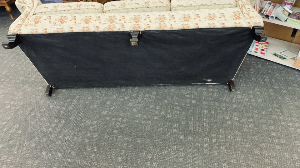 VTG FLORAL W/ DARK LEGS CREAM COUCH.