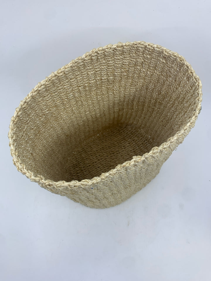 OVAL WHITE TIGHT WOVEN FLEXIBLE BASKET.