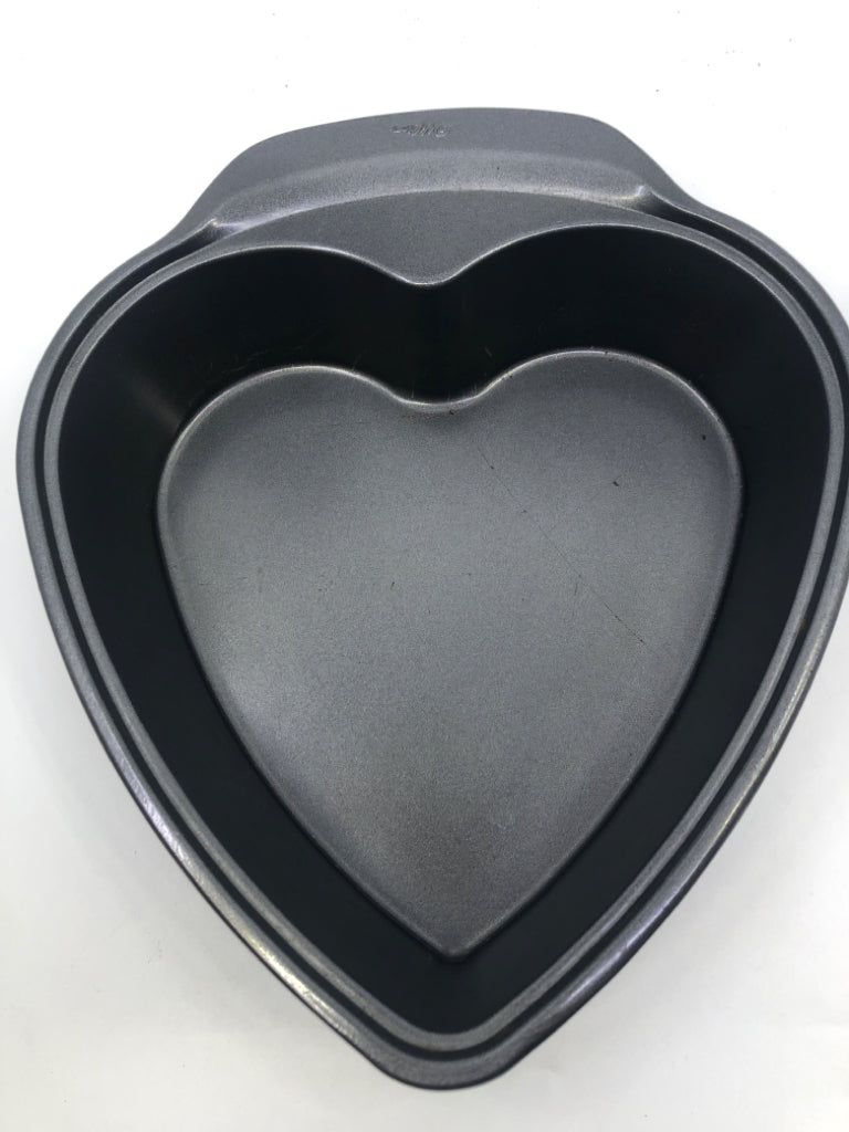 WILTON HEART BAKING PAN.