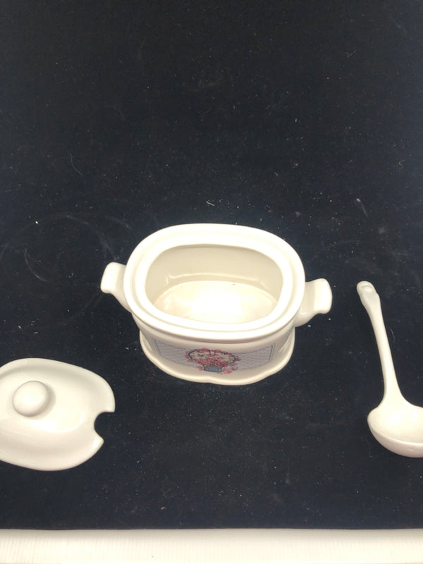 WHITE CERAMIC GRAVY BOAT W/ COVER+SPOON.