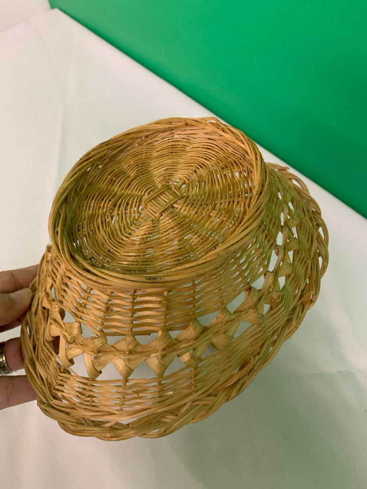 WICKER FAN SHAPED BASKET W HANDLE.