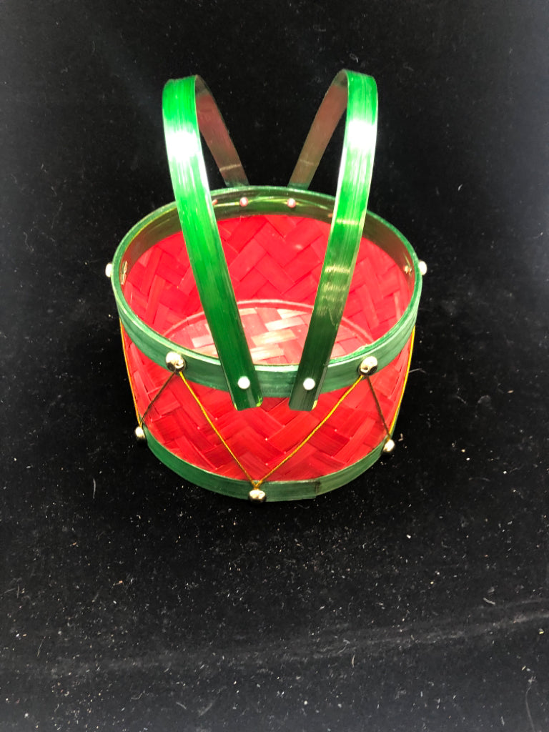 RED WICKER DRUM W/GREEN RIM AND HANDLES.