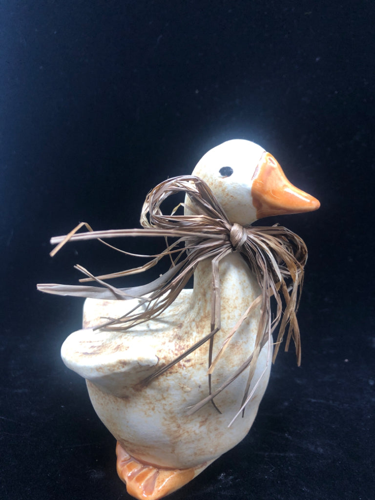 DISTRESSED DUCK FIGURE W/BOW.