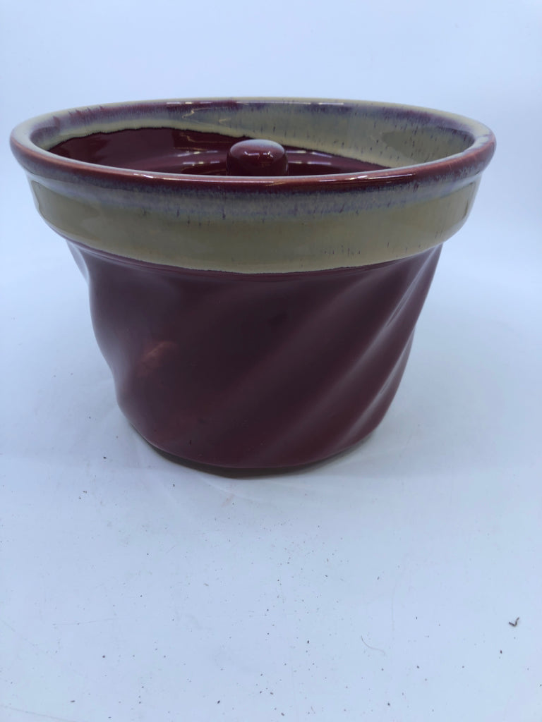 RED CERAMIC BUNDT PAN.