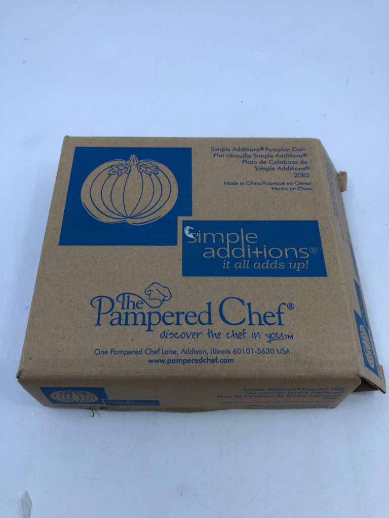 NIB PAMPERED CHEF PUMPKIN DISH.