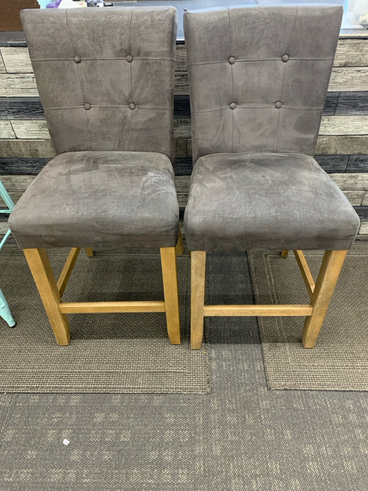 2 GRAY UPHOLSTERED CHAIRS W/WOODEN LEGS.