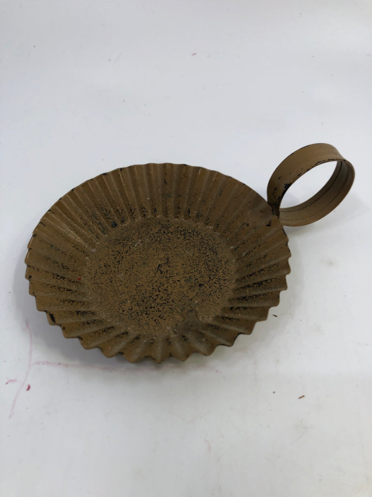 SMALL TAN PRIMITIVE METAL CANDLE HOLDER W/HANDLE.