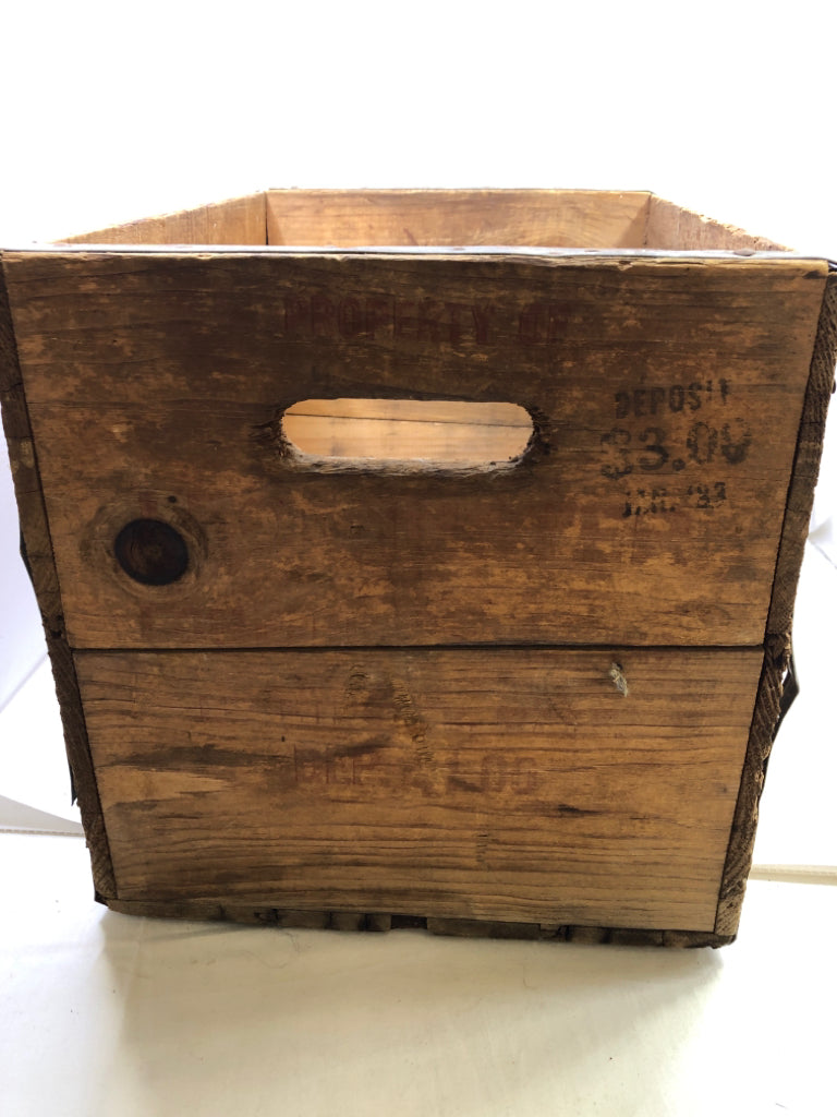 VTG LEOMINSTER WOOD BEVERAGE CRATE W/METAL EDGES.