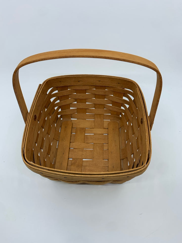 1991 SQUARE BASKET W WOOD HANDLE.