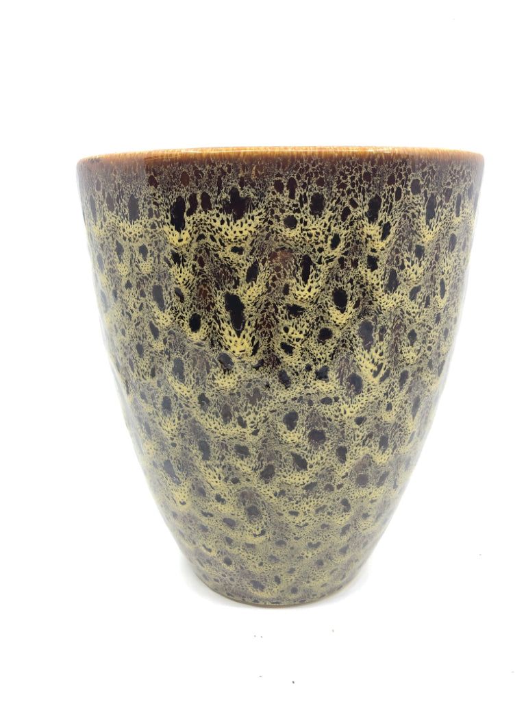 LARGE BROWN SPONGED POTTERY SHALLOW CENTER PLANTER.