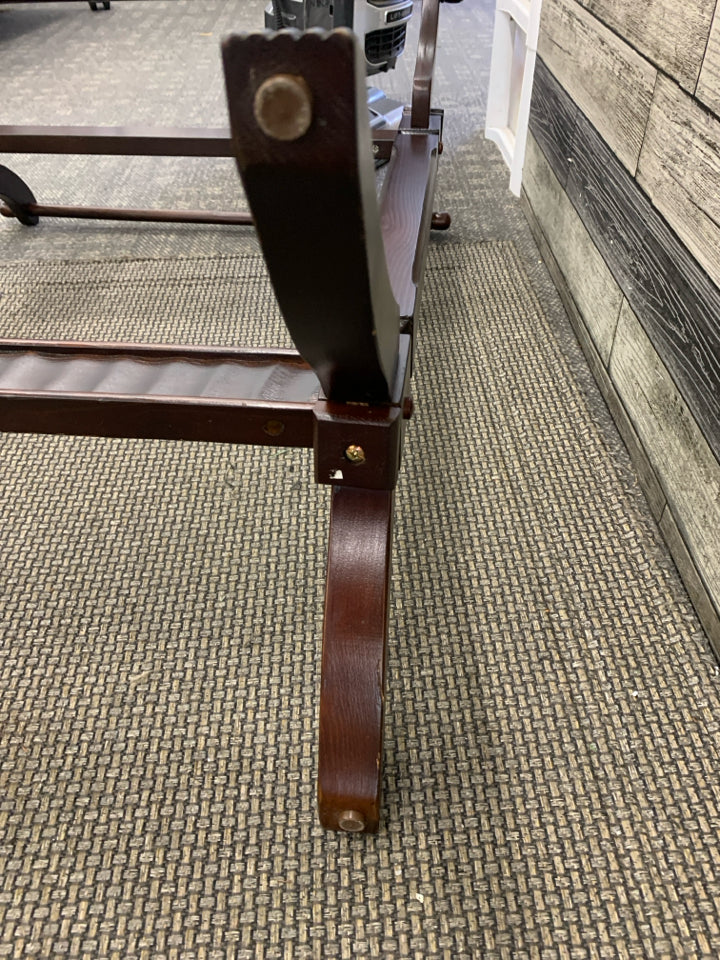 DARK WOOD DOUBLE QUILT HOLDER.