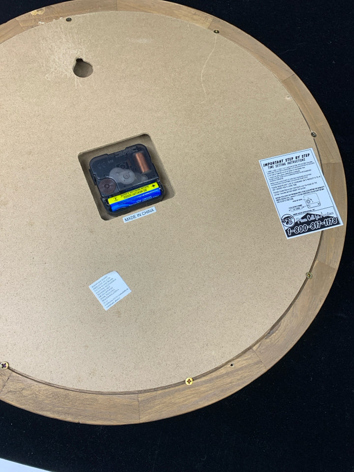 ROUND CLOCK W/BLACK & WOOD FRAME.