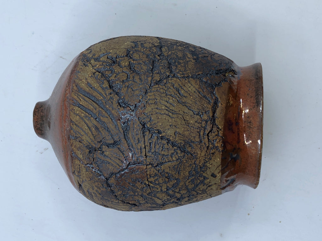 ORANGE GLAZE W/ TEXTURED TAN BAND SMALL SHORT NECK POTTERY VASE.