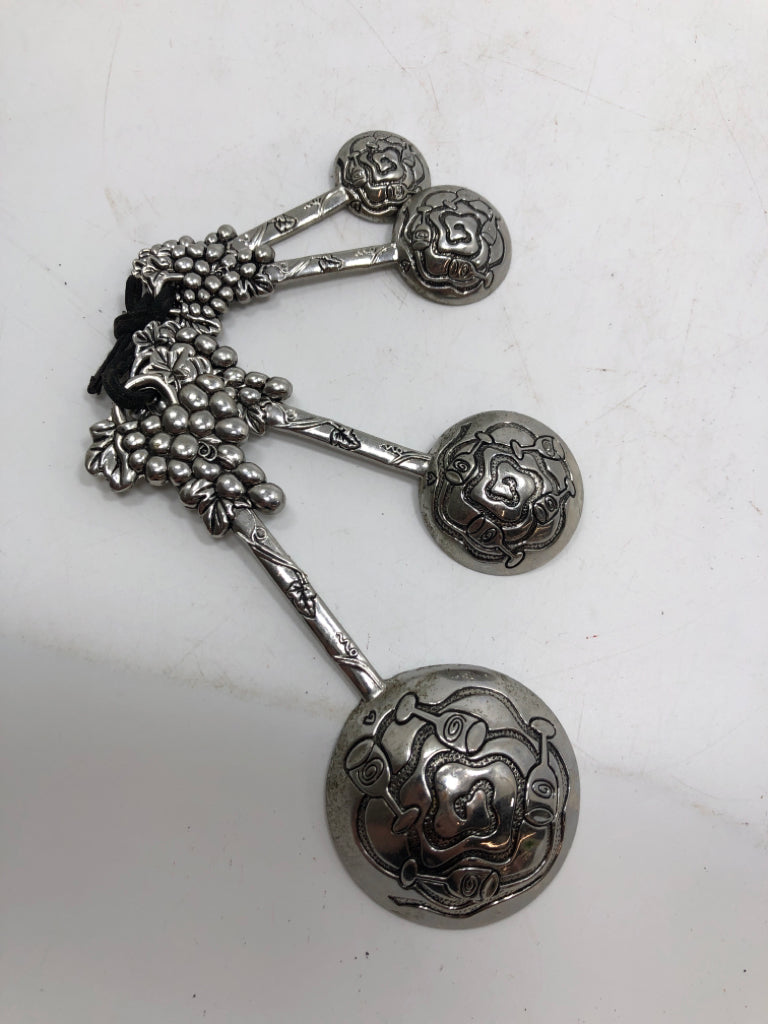 4PC WINE THEMED METAL MEASURING SPOONS.