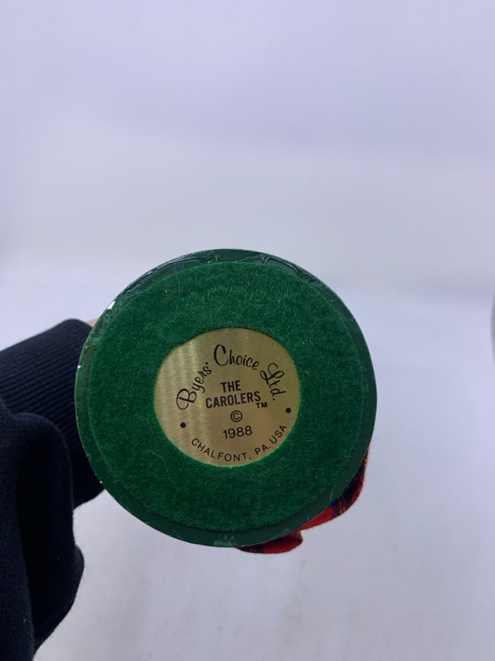 WOMAN CAROLER RED PLAID DRESS WHITE FUR MUFF 1988 BYERS' CHOICE.