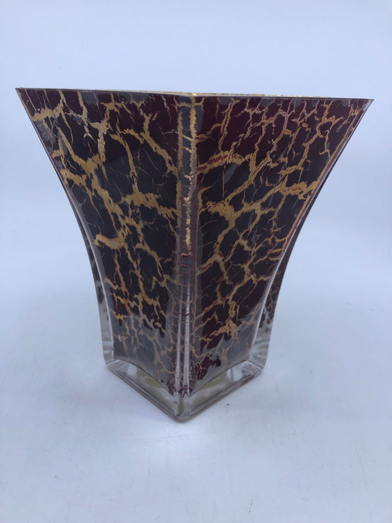 RED AND GOLD CRACKLE PATTERN VASE W FLARED EDGES.