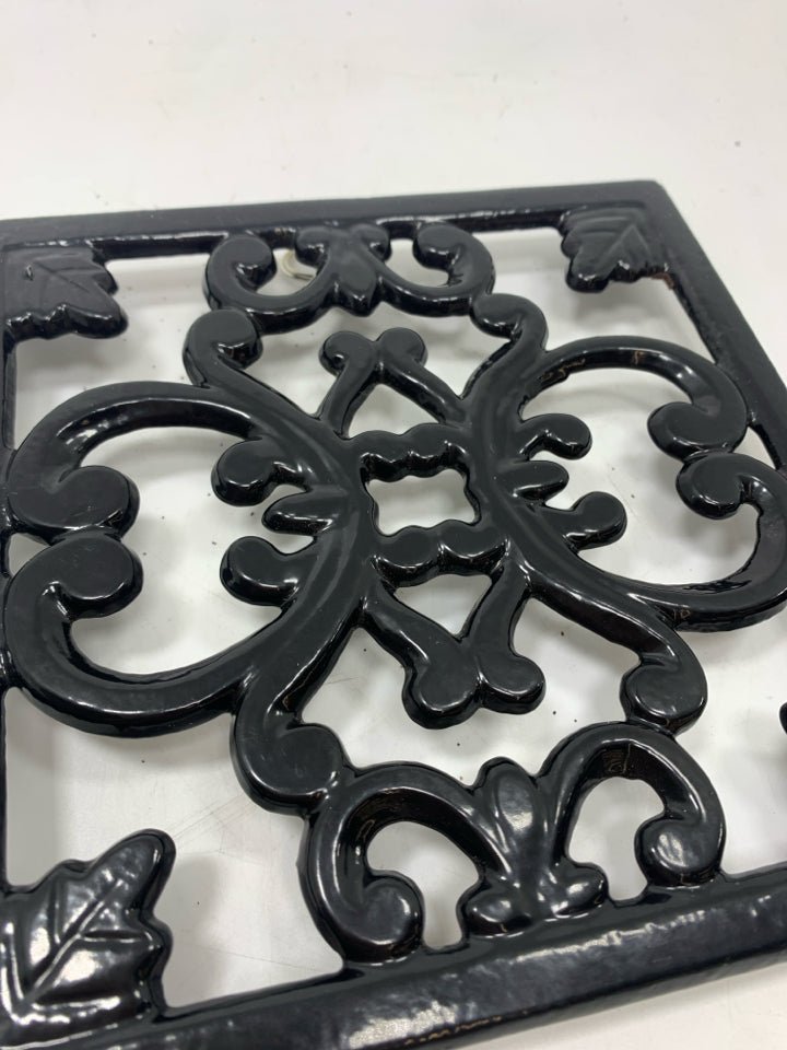 BLACK METAL SCROLL TRIVET.