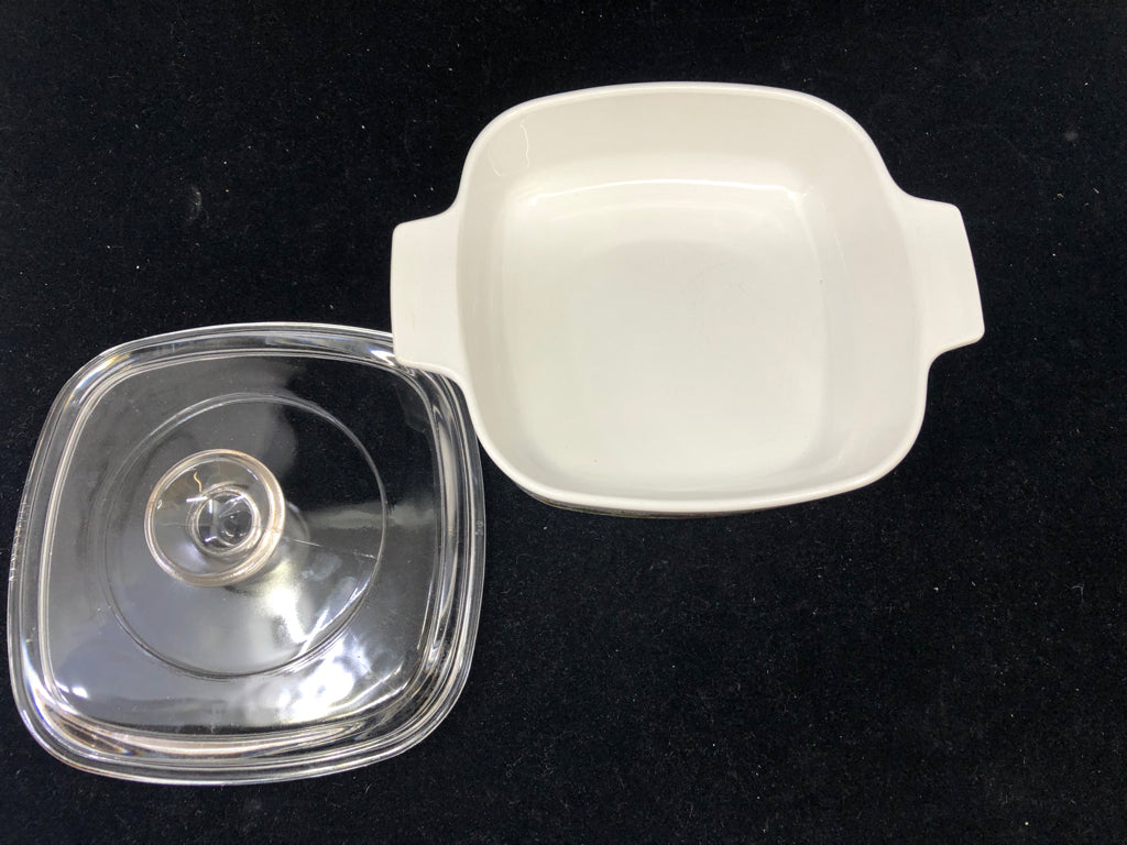 PYREX WHITE CASSEROLE DISH W/ LID.