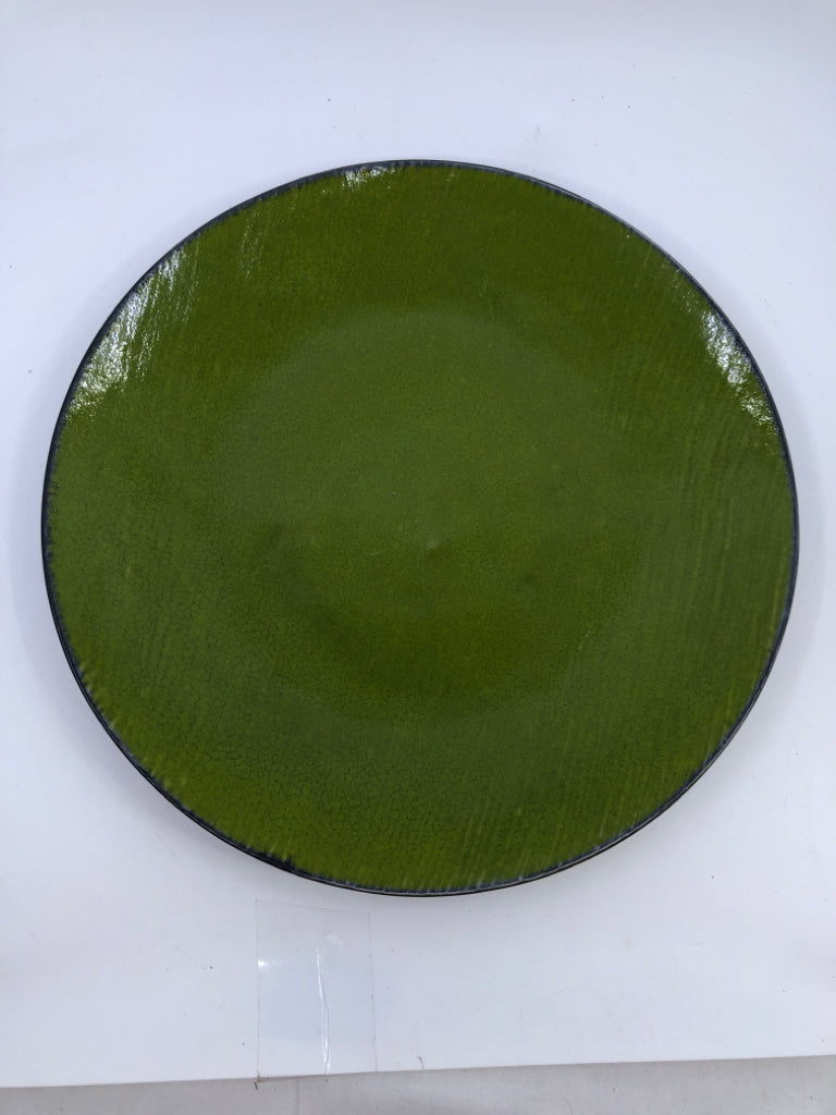 GREEN/BLACK CERAMIC SERVING DISH.