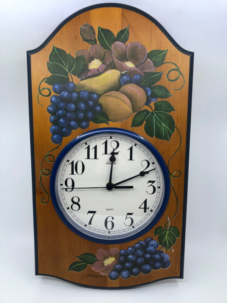 VTG WOOD FRUIT DESIGN CLOCK.