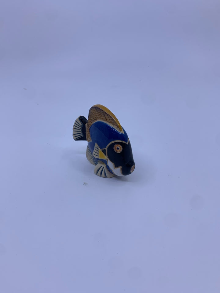 VTG RINCONADA CARVED CLAY BLUE/YELLOW FISH.