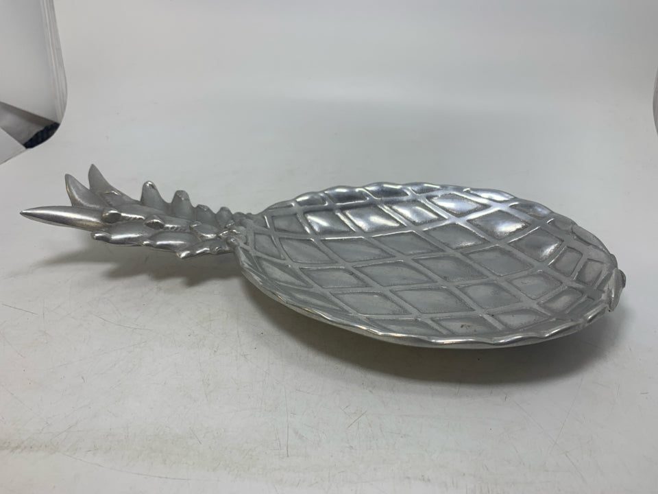 WILTON ARMETALE TEXTURED METAL PINEAPPLE TRAY.