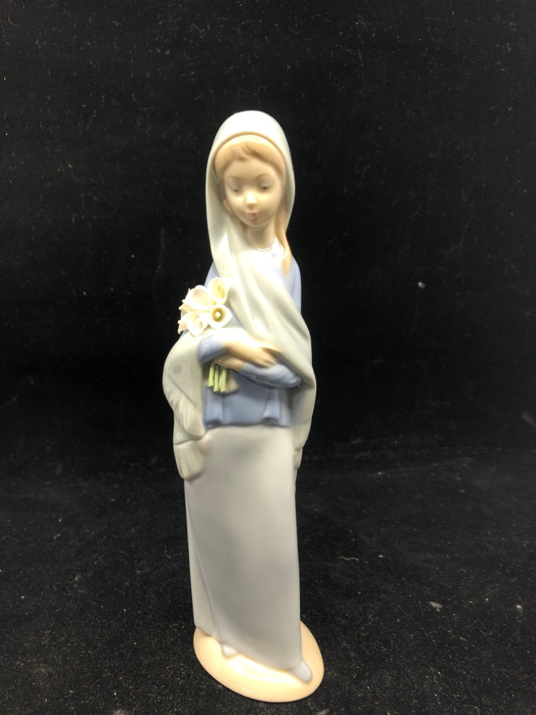 VINTAGE WOMAN HOLDING CALLA LILLY FLOWERS FIGURE #4650.