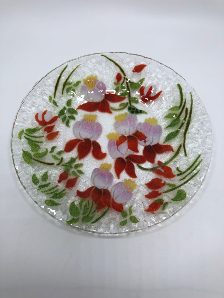5 ASSORTED FUSED GLASS FLORAL DINNER PLATES.