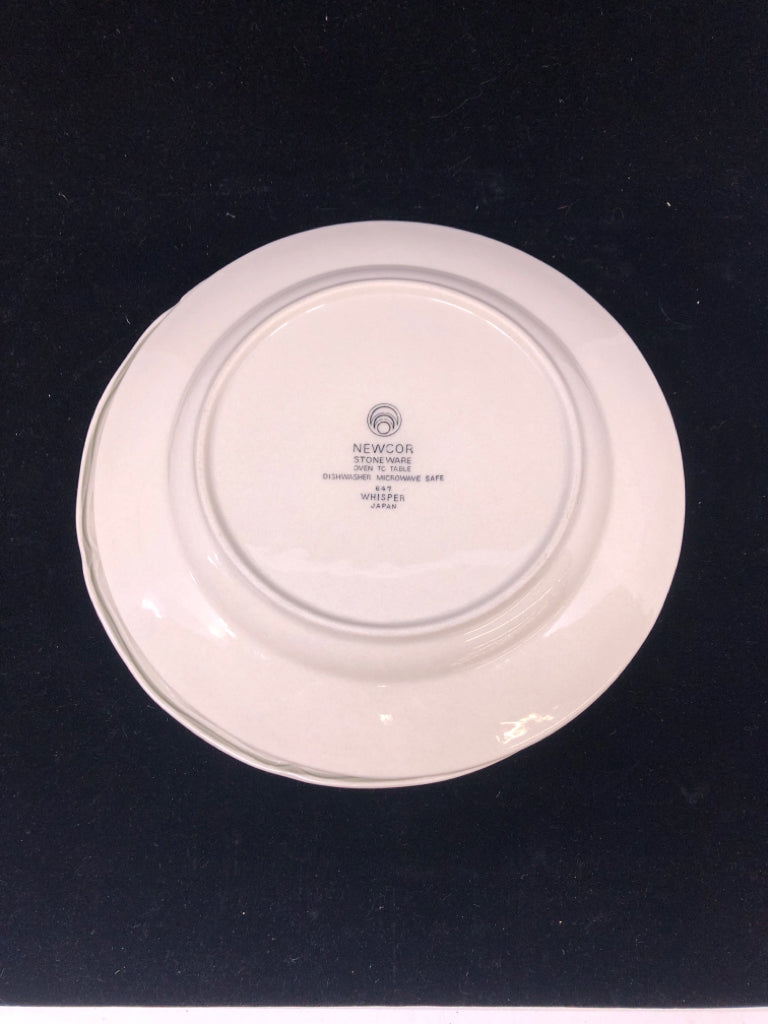 4 GREY W/ WHITE FLORAL DINNER PLATES.