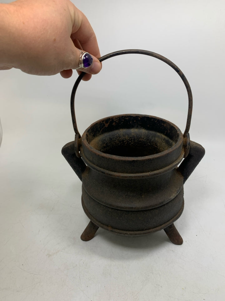 HEAVY FOOTED RUSTIC POT W/ HANDLE.