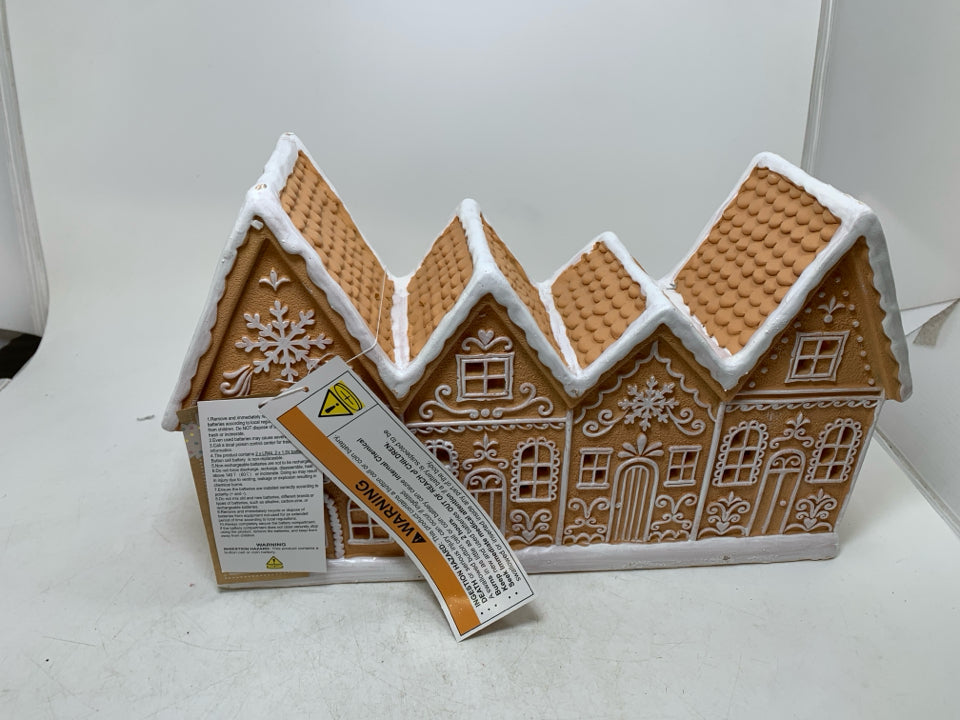 NWT LIGHT UP GINGERBREAD HOUSE.