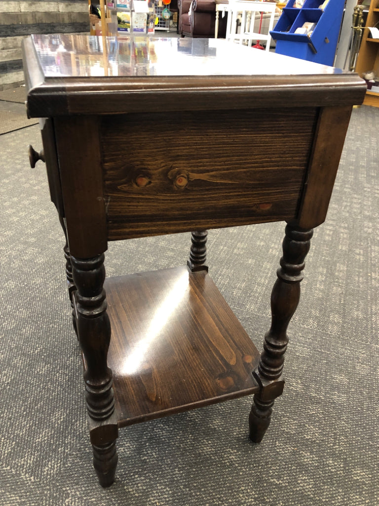 DARK WOODEN SINGLE DRAWER NIGHTSTAND.