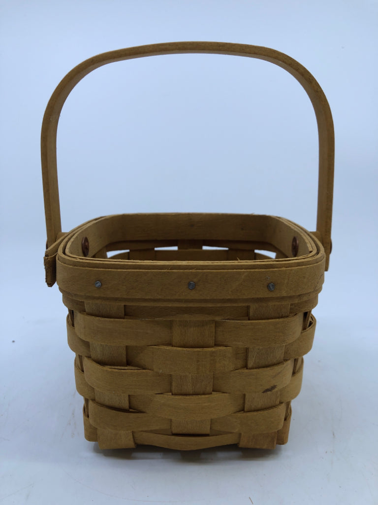 2004 SMALL ROUNDED SQUARE BASKET+ SWING HANDLE.